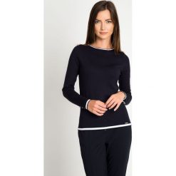 Granatowy sweter z kontrastową lamówką QUIOSQUE. Niebieskie swetry damskie QUIOSQUE, z dzianiny, z kontrastowym kołnierzykiem. W wyprzedaży za 69.99 zł.