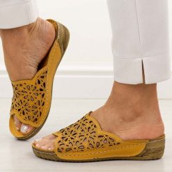 Musztardowe ażurowe skórzane klapki damskie T.Sokolski L225. Zielone klapki damskie Sokolski, w ażurowe wzory, z materiału, klasyczne, bez obcasa, na koturnie. Za 249.00 zł.