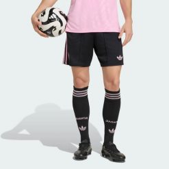Spodenki wyjazdowe Juventus 26/27. Czarne krótkie spodenki sportowe męskie Adidas, s, bez wzorów, z dzianiny, do piłki nożnej, climacool (adidas). Za 199.00 zł.