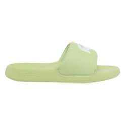 Klapki damskie Lacoste Serve Slide 1.0 na basen. Zielone klapki damskie Lacoste, bez wzorów, z materiału, klasyczne, bez obcasa. Za 198.00 zł.