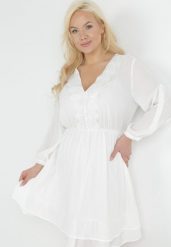 Biała Rozkloszowana Sukienka Mini z Ozdobnym Dekoltem i Gumką w Pasie Braely. Białe sukienki damskie Born2be, l, z aplikacjami, z gumy, eleganckie, bez kołnierzyka, bez ramiączek, mini, rozkloszowane. Za 89.99 zł.