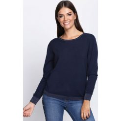Granatowy Sweter Respectful. Niebieskie swetry damskie Born2be, z satyny, z dekoltem na plecach. Za 64.99 zł.