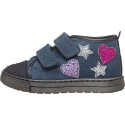 Skórzane sneakersy w kolorze niebieskim. Niebieskie trampki i tenisówki dziewczęce Billowy, z aplikacjami, bez zapięcia. W wyprzedaży za 152.95 zł.