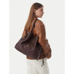 Torebka Guess. Brązowe torebki do ręki damskie Guess, z aplikacjami, bez dodatków. Za 584.99 zł.