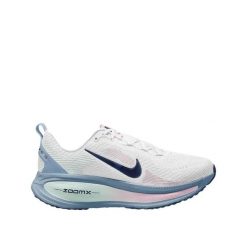 Buty do biegania Nike Vomero 18 Białe. Białe obuwie sportowe damskie Nike, bez wzorów, z gumy, do biegania. Za 750.35 zł.