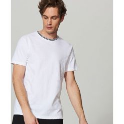T-shirt z dzianiny strukturalnej - Biały. Białe t-shirty męskie Reserved, z dzianiny. Za 49.99 zł.