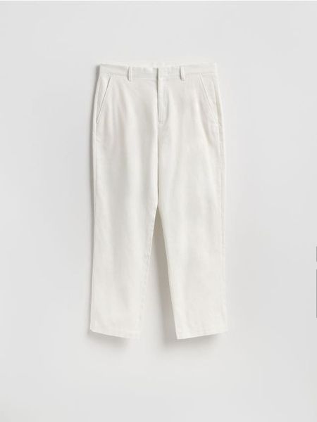 Spodnie chino straight - biały. Białe spodnie materiałowe męskie Reserved, bez wzorów, z bawełny. W wyprzedaży za 69.99 zł.