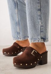 Ciemnobrązowe Klapki Chodaki na Słupku z Imitacji Drewna Zdobione Nitami i Sprzączką Salona. Brązowe klapki damskie Born2be, z aplikacjami, boho, bez obcasa, na obcasie. Za 109.99 zł.