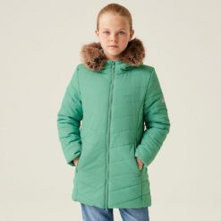 Dziecięca kurtka turystyczna parka zimowa Fabrizia. Zielone kurtki i płaszcze dla dziewczynek Regatta, na zimę, bez wzorów, bez kaptura. Za 169.99 zł.