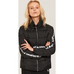 Pikowana kurtka Mickey Mouse - Czarny. Czarne kurtki damskie House, z motywem z bajki. Za 229.99 zł.