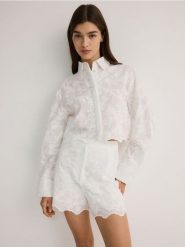 Haftowane szorty - złamana biel. Szorty damskie Reserved, l, bez wzorów, z bawełny, klasyczne. W wyprzedaży za 65.99 zł.