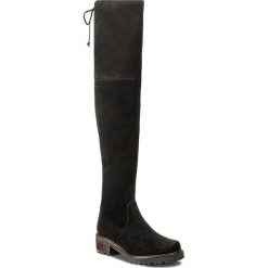 Muszkieterki STUART WEITZMAN - Vanland Black Suede. Czarne kozaki damskie Stuart Weitzman, z materiału, bez obcasa, na obcasie. W wyprzedaży za 1,909.00 zł.