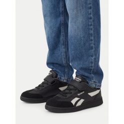 Sneakersy Reebok. Czarne trampki i tenisówki chłopięce Reebok, bez wzorów, bez zapięcia. Za 129.99 zł.