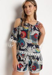 Granatowy Komplet Ozdobiony Frędzlami w Abstrakcyjny Wzór Koszulka z Wycięciami na Ramionach i Szorty Setella. Niebieskie szorty damskie Born2be, z aplikacjami. Za 49.99 zł.