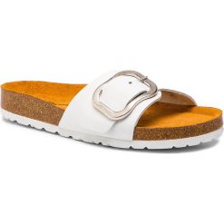 Klapki TAMARIS - 1-27521-22 White 100. Białe klapki damskie Tamaris, bez wzorów, z materiału, bez obcasa, bez zapięcia. W wyprzedaży za 149.00 zł.