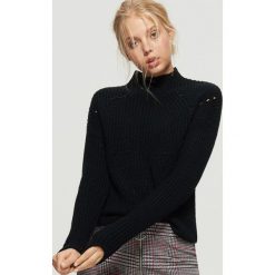 Sweter o drobnym splocie - Czarny. Swetry damskie marki Cropp. W wyprzedaży za 39.99 zł.