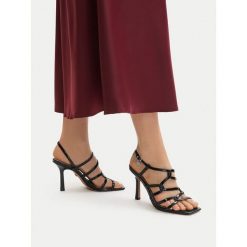 Sandały Nine West. Czarne sandały damskie Nine West, bez wzorów, bez obcasa, na szpilce, bez zapięcia. Za 166.99 zł.