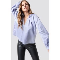 NA-KD Classic Bluzka z dekoltem v - Blue. Bluzki damskie marki NA-KD Classic. Za 80.95 zł.