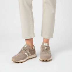 Sneakersy damskie S.Barski, sportowy fason niska cholewka sznurowane dopasowanie miękka wkładka elastyczna podeszwa amortyzująca lekka konstrukcja, b. Brązowe półbuty damskie S.BARSKI, bez wzorów, sportowe, bez obcasa, na płaskiej podeszwie, bez zapięcia. Za 229.00 zł.