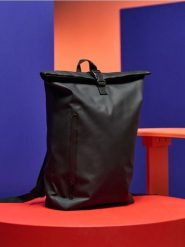 Plecak wodoodporny - czarny. Czarne plecaki damskie Sinsay, bez wzorów. W wyprzedaży za 33.99 zł.