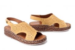 MANITU 910328-06 gelb, sandały damskie. Żółte sandały damskie Manitu, bez wzorów, ze skóry, bez obcasa, na koturnie, bez zapięcia. Za 229.42 zł.