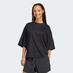Luźna koszulka Soft Lux. Czarne obuwie sportowe damskie Adidas, bez wzorów, na fitness i siłownię. Za 199.00 zł.