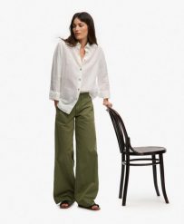 Superdry Spodnie Cargo Baggy z bawełną stretch – Olive Khaki. Zielone spodnie materiałowe damskie Superdry., bez wzorów, z bawełny. Za 323.50 zł.