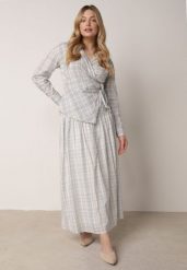 Niebieski Komplet z Bawełny w Kratę Kopertowa Wiązana Bluzka i Rozkloszowana Spódnica Alais. Niebieskie bluzki damskie Born2be, l, bez wzorów, z bawełny, eleganckie, bez kołnierzyka, bez ramiączek. Za 199.99 zł.