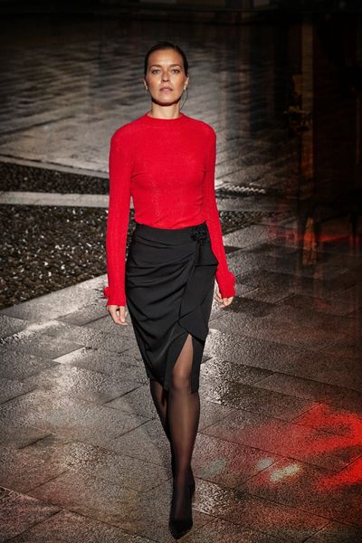 Bluzka z ozdobnymi rękawami czerwona. Czerwone bluzki damskie MOODO, l, bez wzorów, z elastanu, bez kołnierzyka, bez ramiączek. Za 89.99 zł.