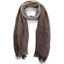 Szal GUESS - AW7740 MOD03 BRO. Szaliki i chusty damskie marki Guess. W wyprzedaży za 169.00 zł.