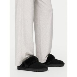 Kapcie Badura. Czarne kapcie damskie Badura, bez wzorów. Za 159.99 zł.