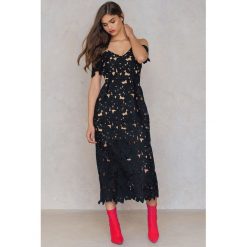 NA-KD Boho Koronkowa sukienka z wycięciami na ramionach - Black. Sukienki damskie marki NA-KD Boho. W wyprzedaży za 78.88 zł.