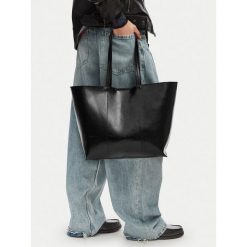 Torebka JENNY. Czarne torebki do ręki damskie Jenny, bez wzorów, bez dodatków. Za 139.99 zł.