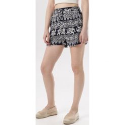 Granatowe Szorty Fontagune. Niebieskie szorty sportowe damskie Born2be, na lato, s, z aplikacjami, z tkaniny, sportowe. Za 29.99 zł.