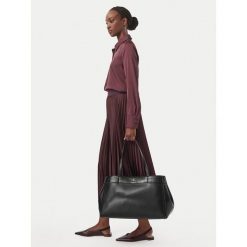 Torebka Calvin Klein. Czarne torebki do ręki damskie Calvin Klein, bez wzorów, bez dodatków. Za 749.99 zł.