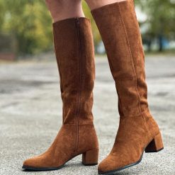 Camelowe kozaki damskie Sergio Leone Kz273 Mic. Brązowe kozaki damskie Sergio Leone, z zamszu, bez obcasa, na słupku. Za 239.00 zł.