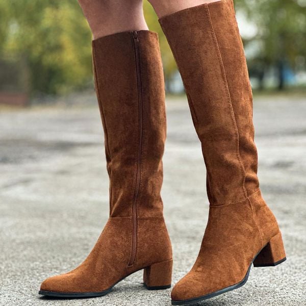 Camelowe kozaki damskie Sergio Leone Kz273 Mic. Brązowe kozaki damskie Sergio Leone, z zamszu, bez obcasa, na słupku. Za 239.00 zł.