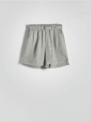 Szorty z paskiem i zakładkami - jasnozielony. Zielone szorty damskie Reserved, l, bez wzorów, z tkaniny. W wyprzedaży za 39.99 zł.