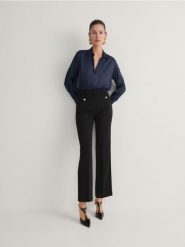 Spodnie z ozdobnymi kieszeniami - czarny. Czarne spodnie materiałowe damskie Reserved, l, bez wzorów, z tkaniny. W wyprzedaży za 45.99 zł.