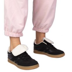 Czarne sneakersy trampki damskie sportowe. Czarne trampki i tenisówki damskie bez wzorów, z syntetyku, eleganckie, przed kostkę, bez zapięcia. Za 84.03 zł.