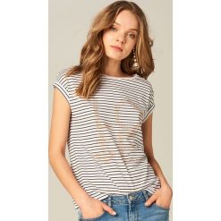 Koszulka z aplikacją - Kremowy. Białe t-shirty damskie Mohito, z aplikacjami. Za 69.99 zł.