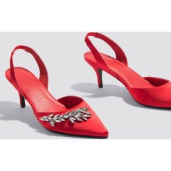 NA-KD Shoes Zdobione czółenka z paskiem - Red. Czerwone czółenka damskie NA-KD Shoes. W wyprzedaży za 72.78 zł.
