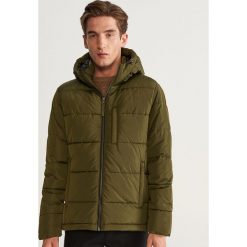 Pikowana kurtka z kapturem - Khaki. Brązowe kurtki męskie marki Reserved. Za 199.99 zł.