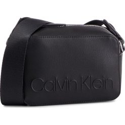 Torebka CALVIN KLEIN - Edged Camera Bag K60K605276 001. Listonoszki damskie marki Calvin Klein. Za 359.00 zł.