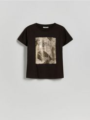 T-shirt z nadrukiem - ciemnobrązowy. Brązowe t-shirty damskie Reserved, l, bez wzorów, z bawełny, klasyczne, bez kołnierzyka. Za 49.99 zł.