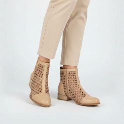 Botki damskie Maciejka, cholewka ze skóry naturalnej licowej ażurowa konstrukcja zapinane na suwak, blady rudy, 06397-29/00-1. Brązowe kozaki damskie Maciejka, z jeansu, bez obcasa, na obcasie. Za 485.90 zł.