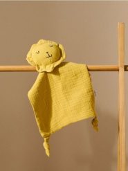 Kocyk niemowlęcy z motywem lwa - żółty. Żółte kocyki dla dzieci Sinsay. Za 17.99 zł.