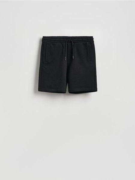 Dresowe szorty regular fit - czarny. Czarne szorty męskie Reserved, l, bez wzorów, z bawełny. Za 69.99 zł.