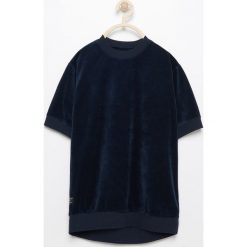 Welurowa bluza z krótkim rękawem - Granatowy. Bluzy dla chłopców Reserved, z weluru, z krótkim rękawem. W wyprzedaży za 24.99 zł.