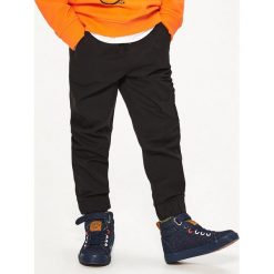 Bawełniane spodnie jogger - Czarny. Czarne spodnie materiałowe dla chłopców Reserved, m, bez wzorów, z bawełny. Za 129.99 zł.